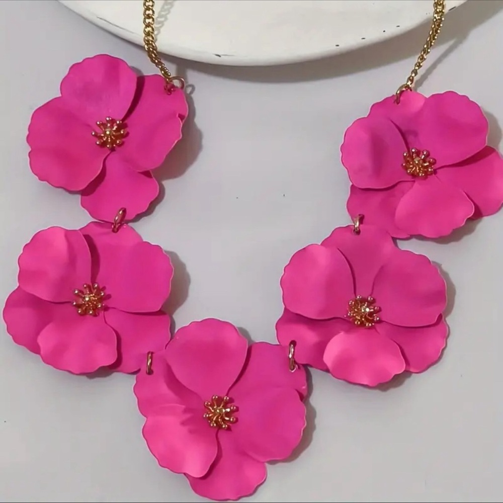 Flower Necklace Pink 3D Choker Necklace Gold Tone Hypoallergenic
